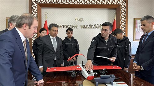 TEKNOFEST’TE DERECE YAPAN,  ROBOHATİP TAKIMINDAN VALİ EPCİM’E ZİYARET.